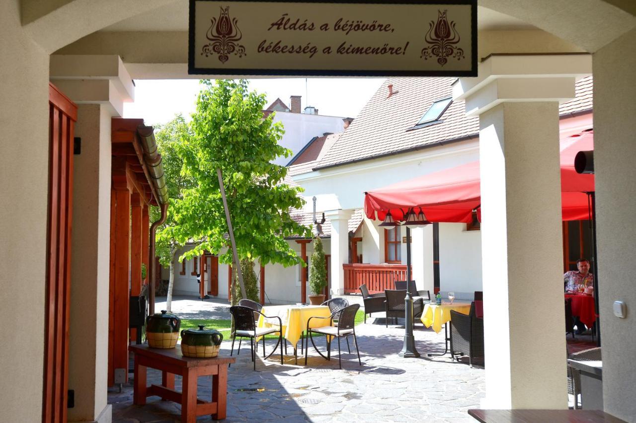 Servita Udvarhaz B&B