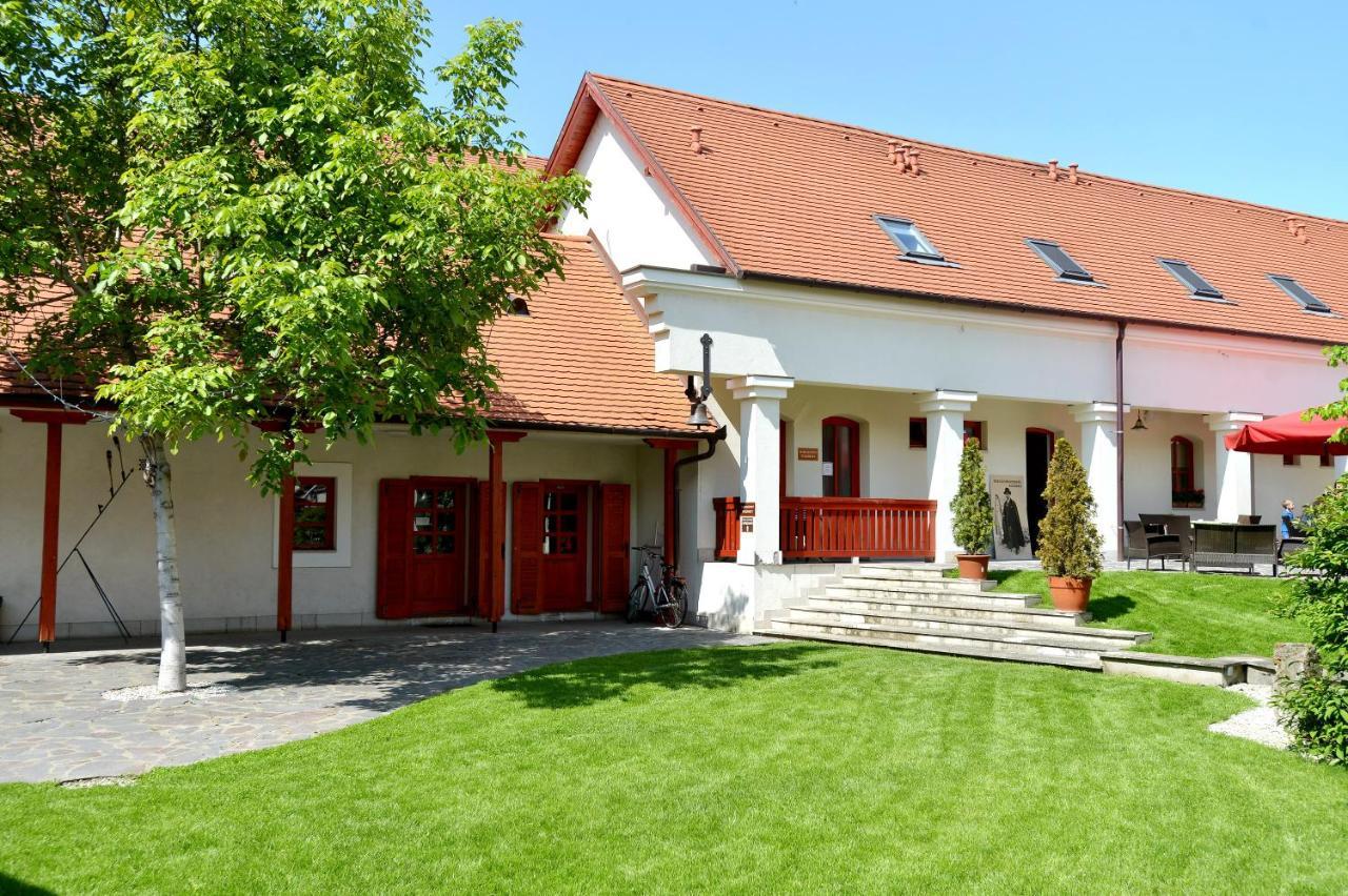 Servita Udvarhaz Bed & Breakfast *