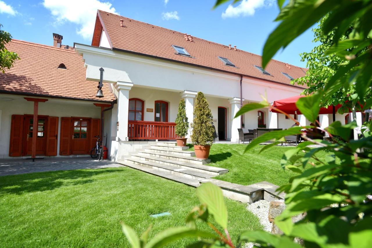 Servita Udvarhaz B&B