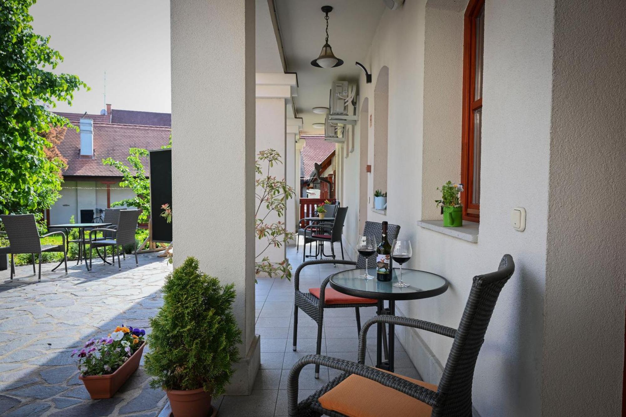 Servita Udvarhaz B&B *